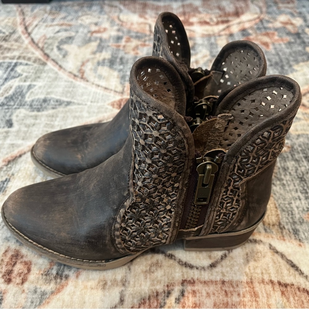 Circle G Women's Western‎ Black Leather Cutout Ankle Boots sz 8 - Picture 2 of 5